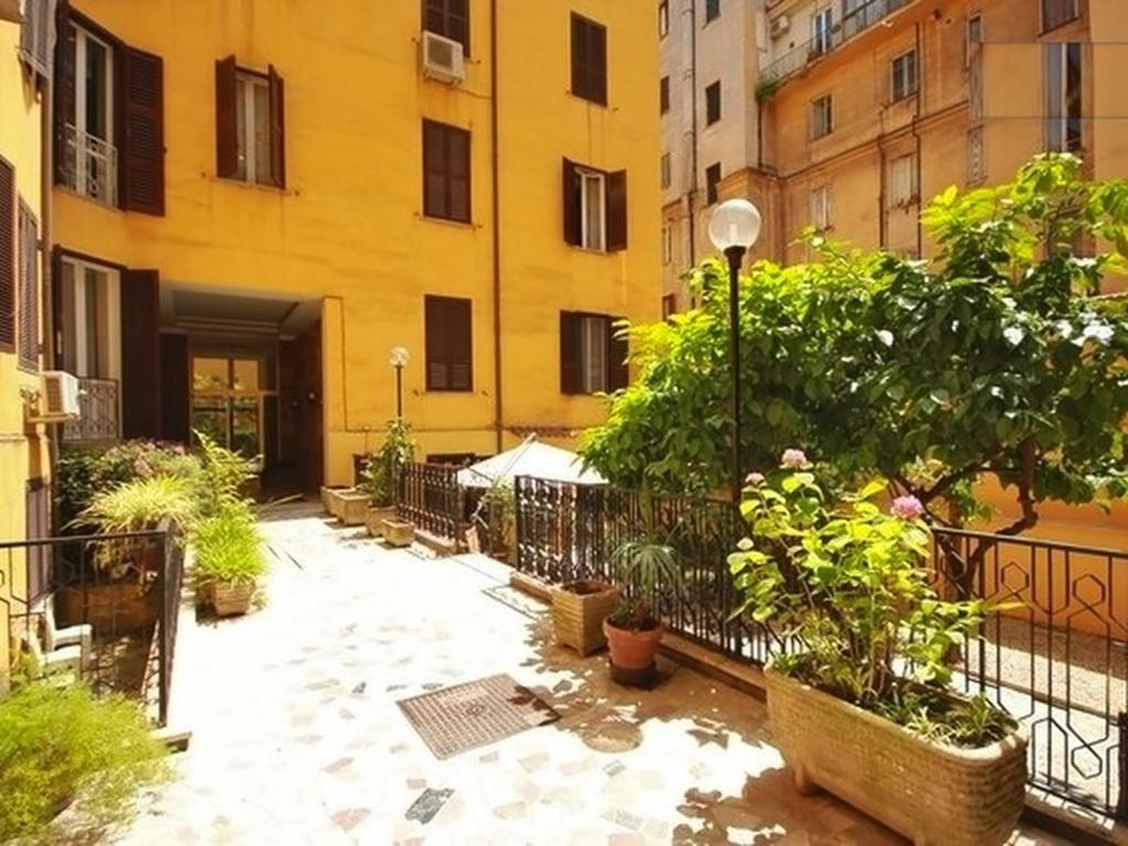 Cheap And Chic At Coliseum * Roma